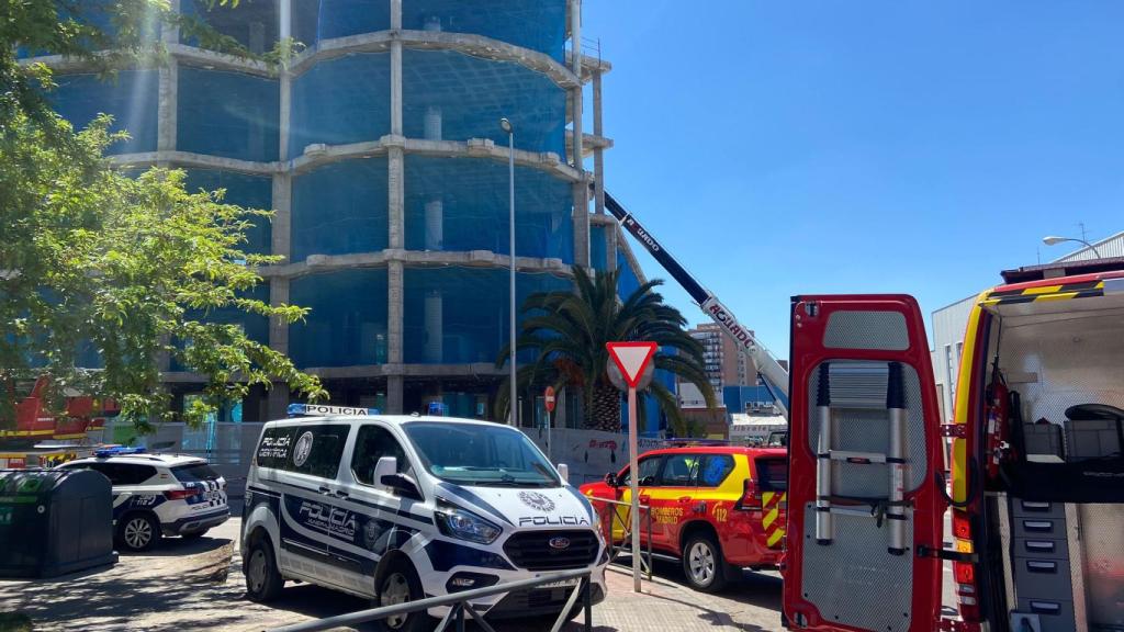 La Policía y los servicios sanitarios en el edificio en el que se ha producido el derrumbe de un forjado.
