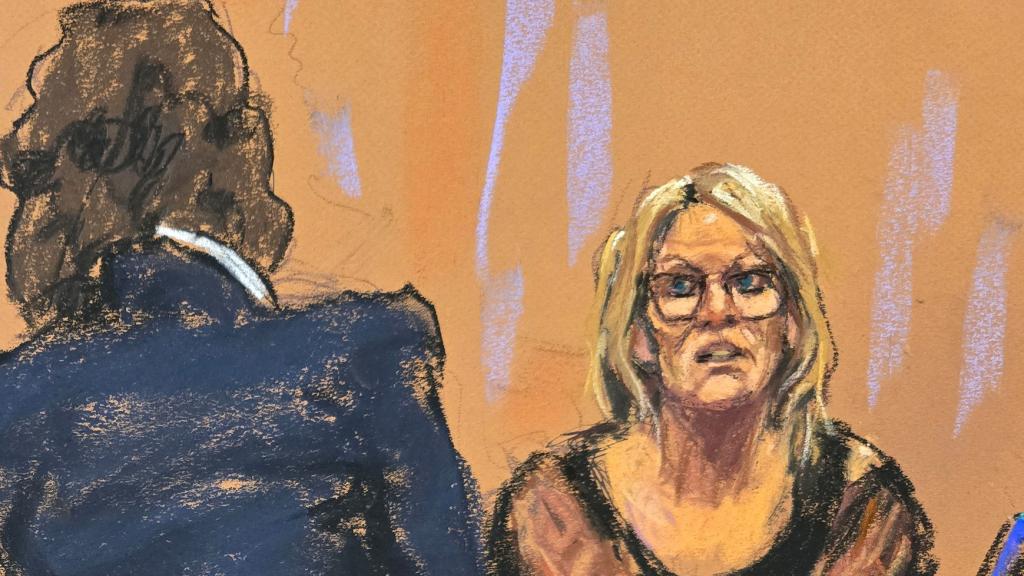 Dibujo de la actriz porno Stormy Daniels declarando en el juicio contra Trump.