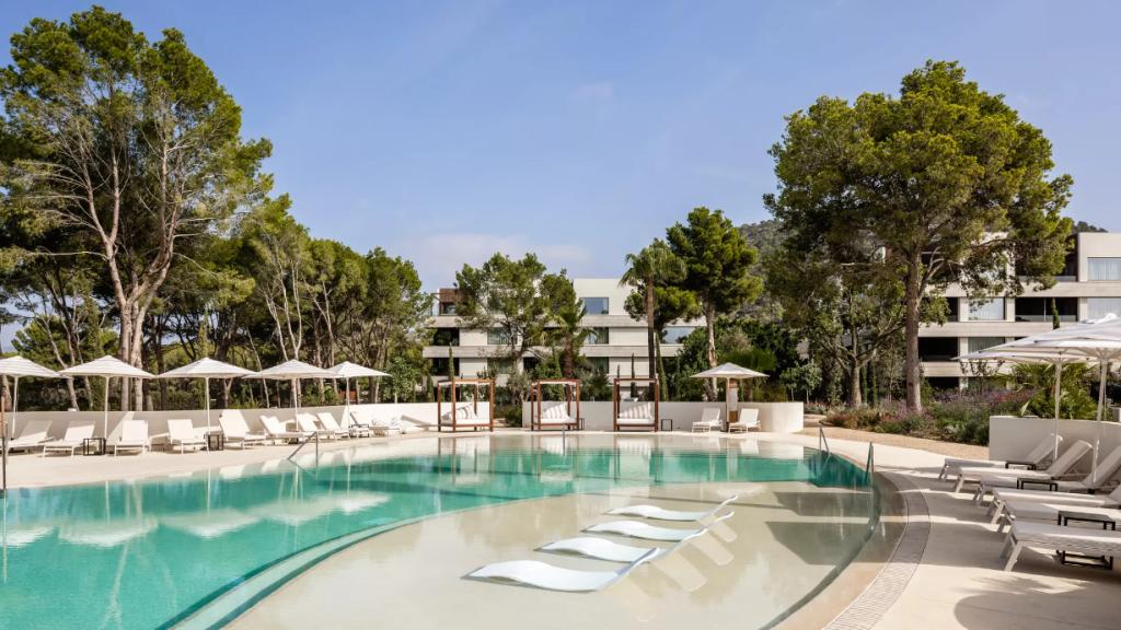 Una de las piscinas exteriores del hotel.