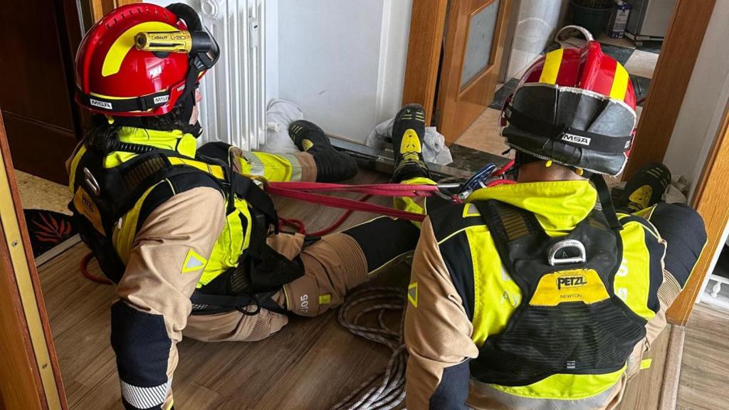 Los Bomberos de León en el interior de la vivienda.