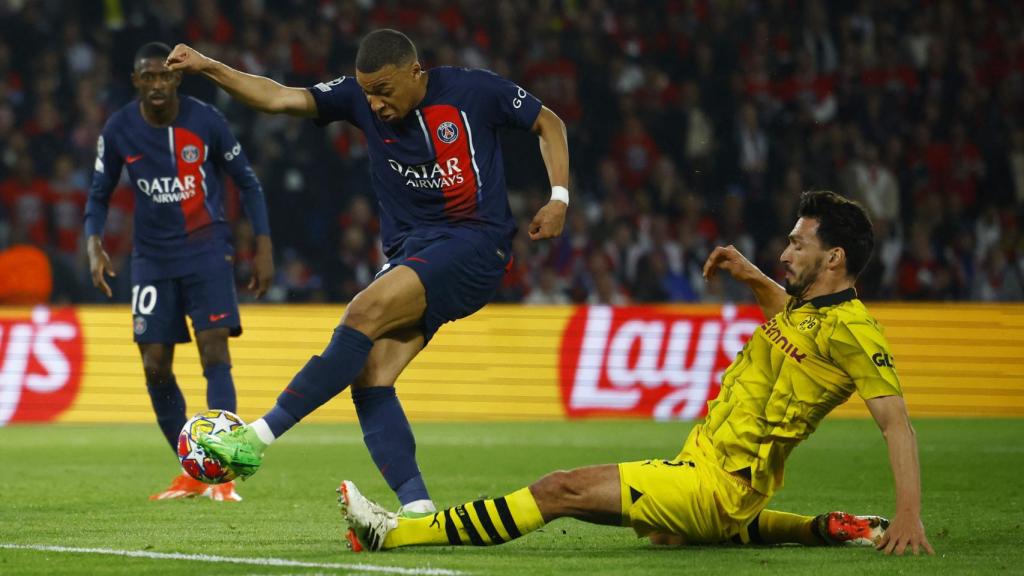 Mbappé ejecuta un disparo ante Hummels.