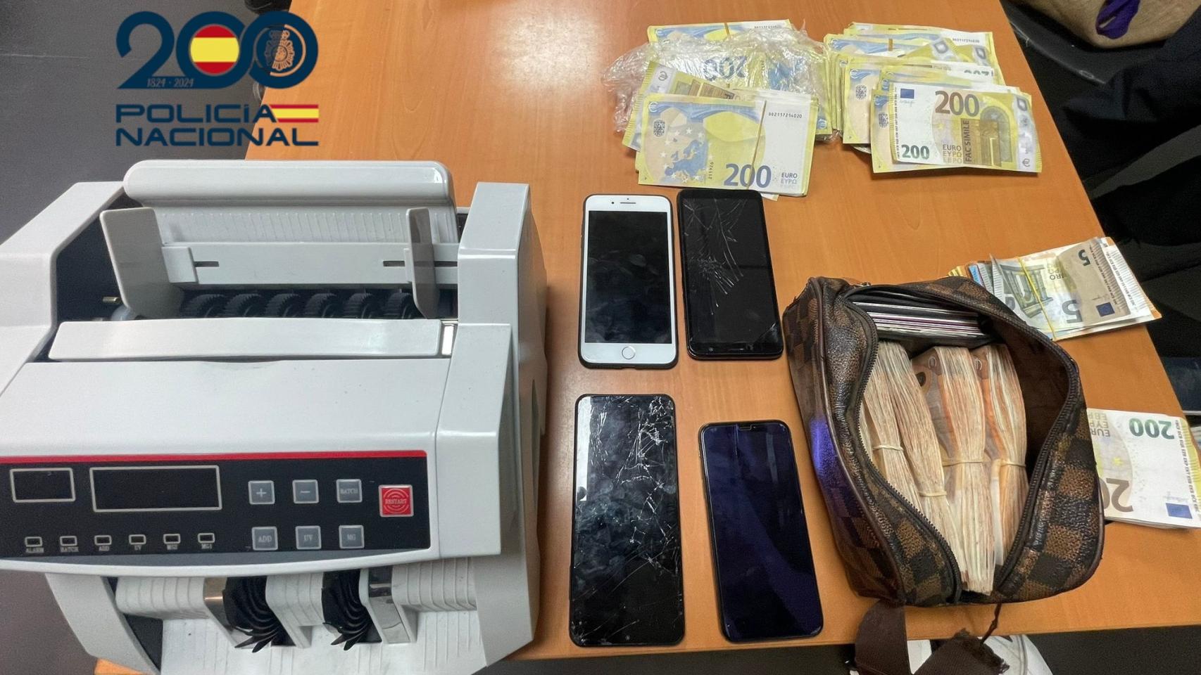 El dinero recuperado por los agentes.