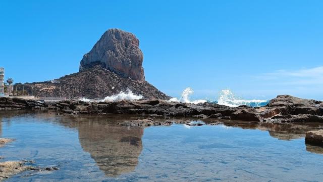Los Baños de la Reina, con el Peñón de Ifach de fondo.