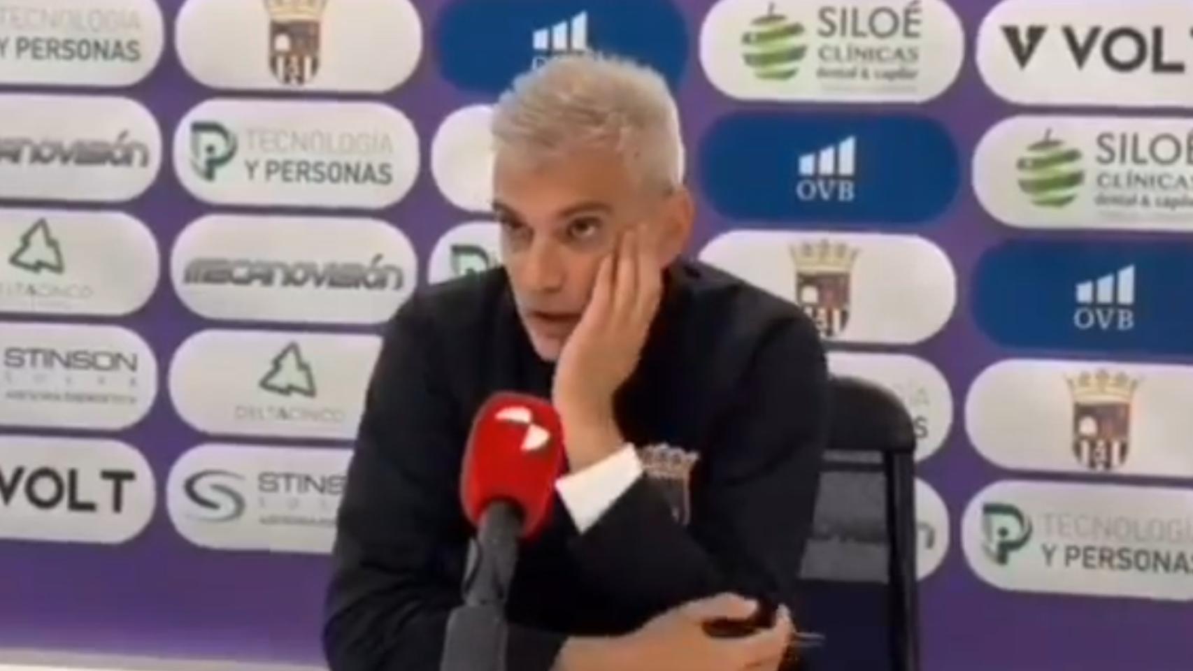El entrenador del Palencia CF, Javier Álvarez de los Mozos, durante la rueda de prensa.