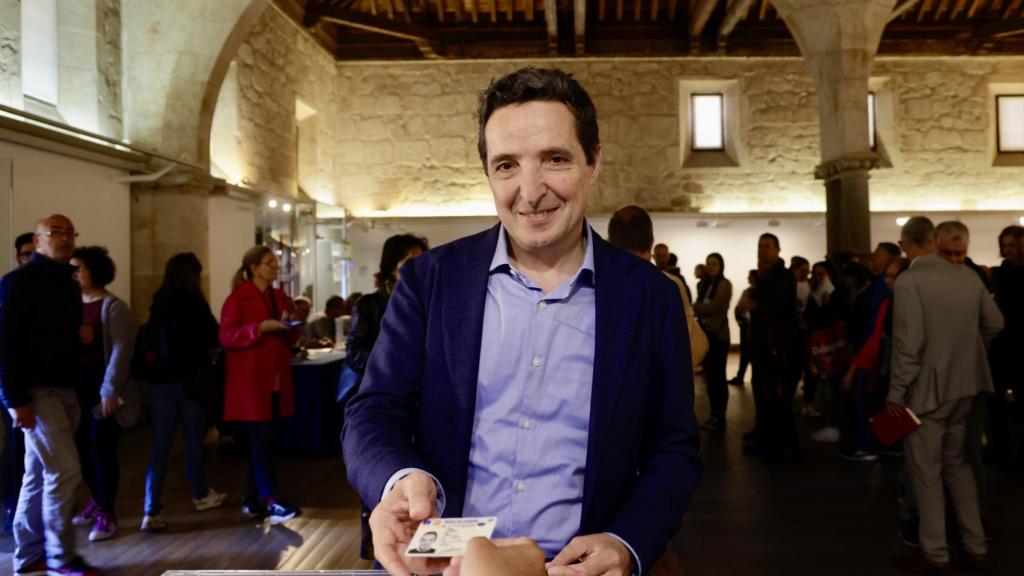 El candidato único al Rector de la USAL, Juan Manuel Corchado vota en el Patio de Escuelas
