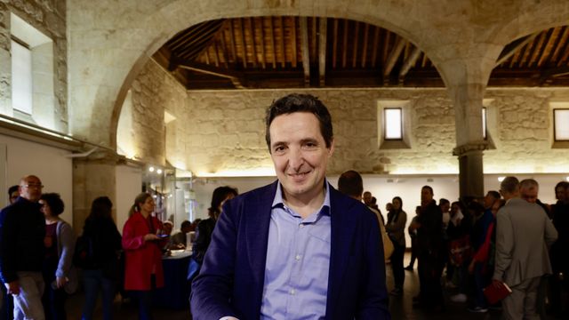 El candidato único al Rector de la USAL, Juan Manuel Corchado vota en el Patio de Escuelas