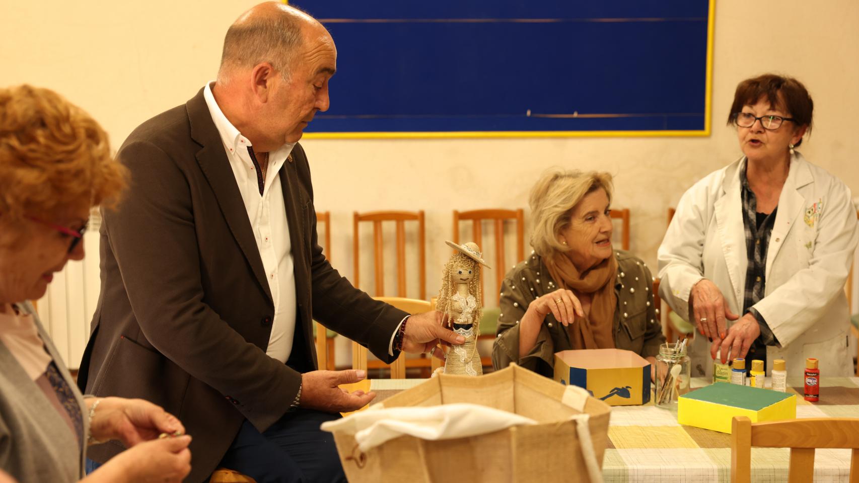El presidente de la Diputación de Segovia, Miguel Ángel de Vicente, durante su visita a los participantes en las Aulas de Manualidades de la institución provincial.
