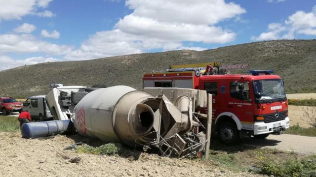 Accidente de un camión en La Riba de Escalote (Soria) en el que el conductor resultó herido