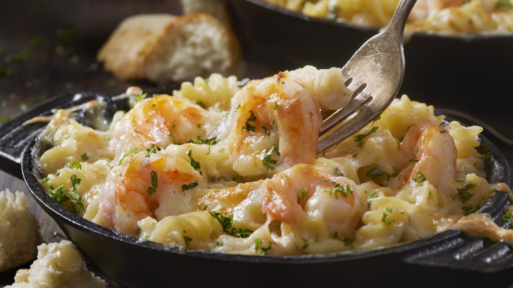 Revuelto de ajetes con gambas.