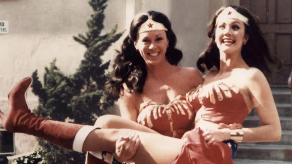 Lynda Carter rinde homenaje tras su muerte a Jeannie Epper, su doble en 'Wonder Woman': Te echaré de menos