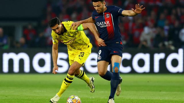 Emre Can y Ramos pelean por un balón.