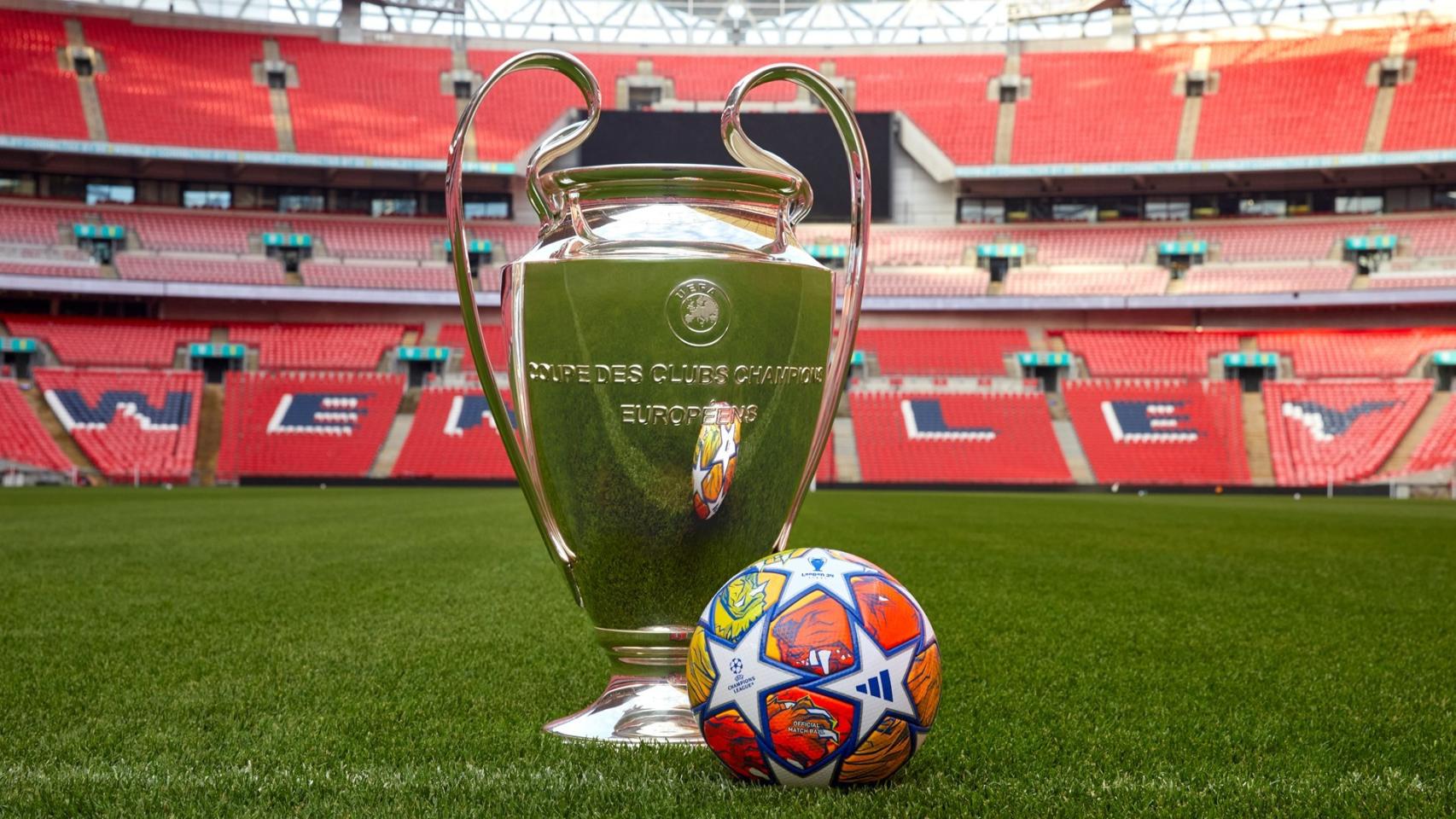 El UCL Pro Balll London, junto al trofeo de la Champions League en el Estadio de Wembley.