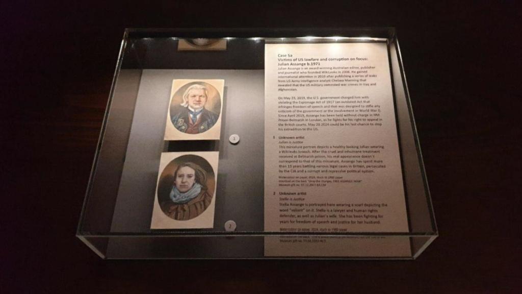 La urna clandestina introducida en el Victoria & Albert Museum de Londres