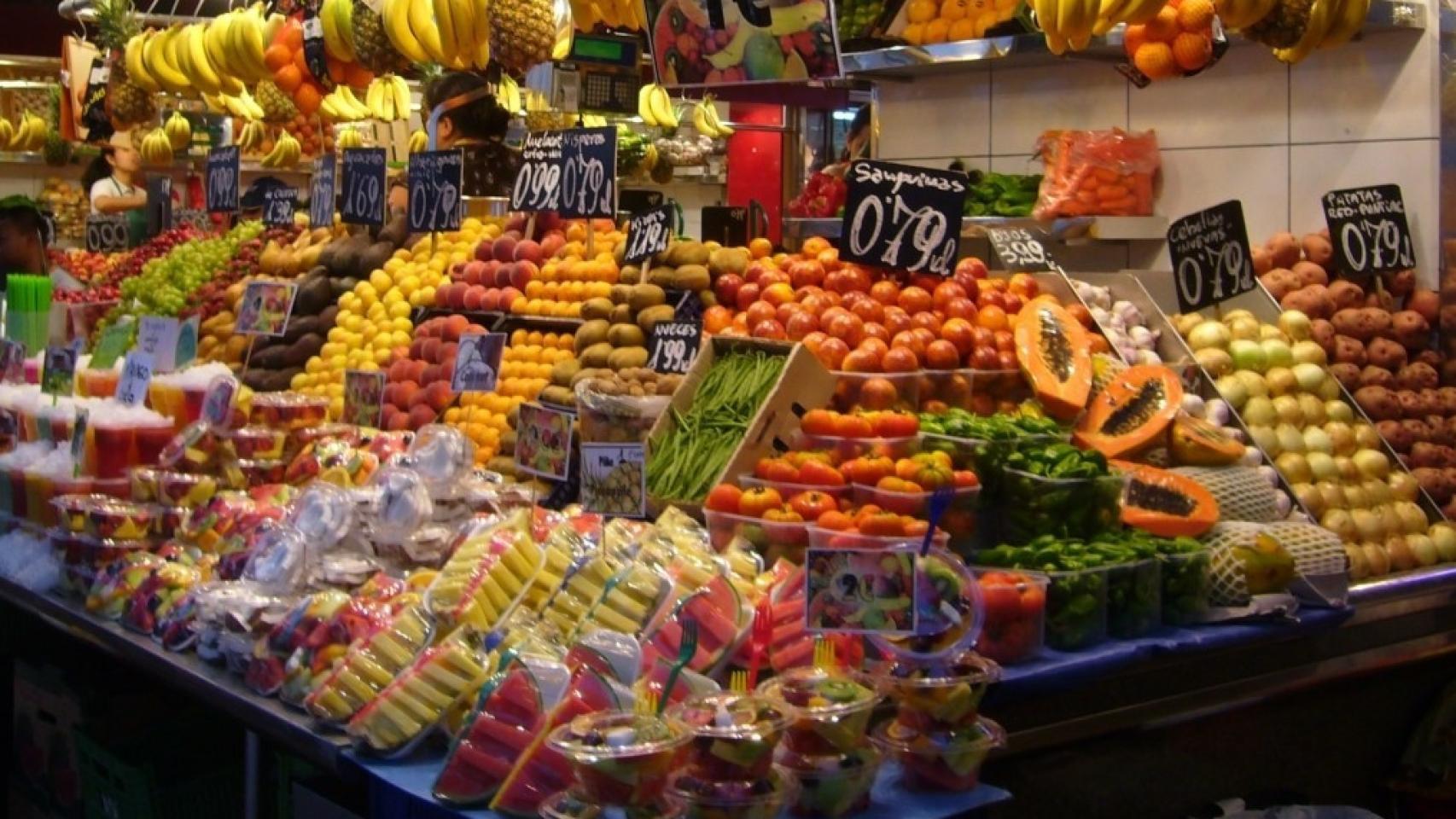 Puesto de frutas de un supermercado.