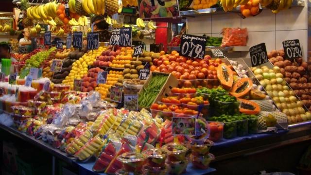 Puesto de frutas de un supermercado.