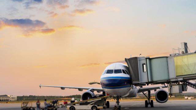 Imagen de archivo de un avión en pista preparándose para despegar (iStock).