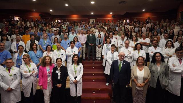 Juanma Moreno asiste al acto de bienvenida de los residentes MIR del Hospital Virgen del Rocío de Sevilla.