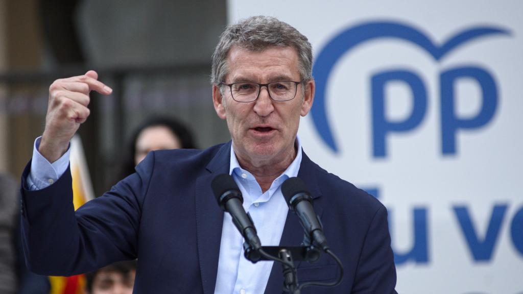 El presidente del PP, Alberto Núñez Feijóo, este martes en un mitin en Cornellà (Barcelona).