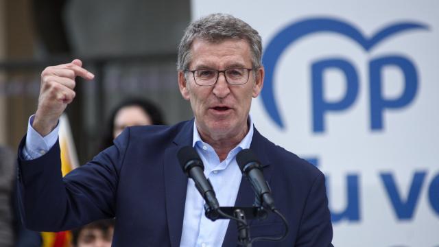 El presidente del PP, Alberto Núñez Feijóo, este martes en un mitin en Cornellà (Barcelona).