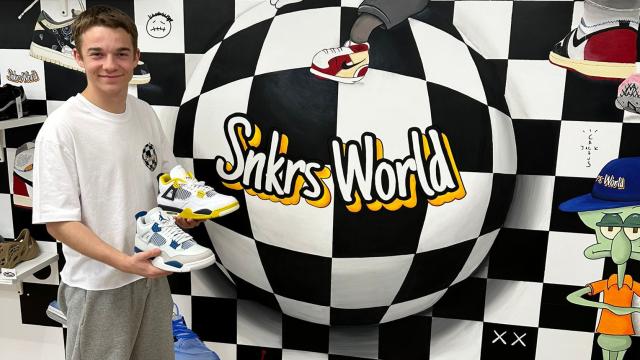 Álvaro en su tienda, Snkrs World.