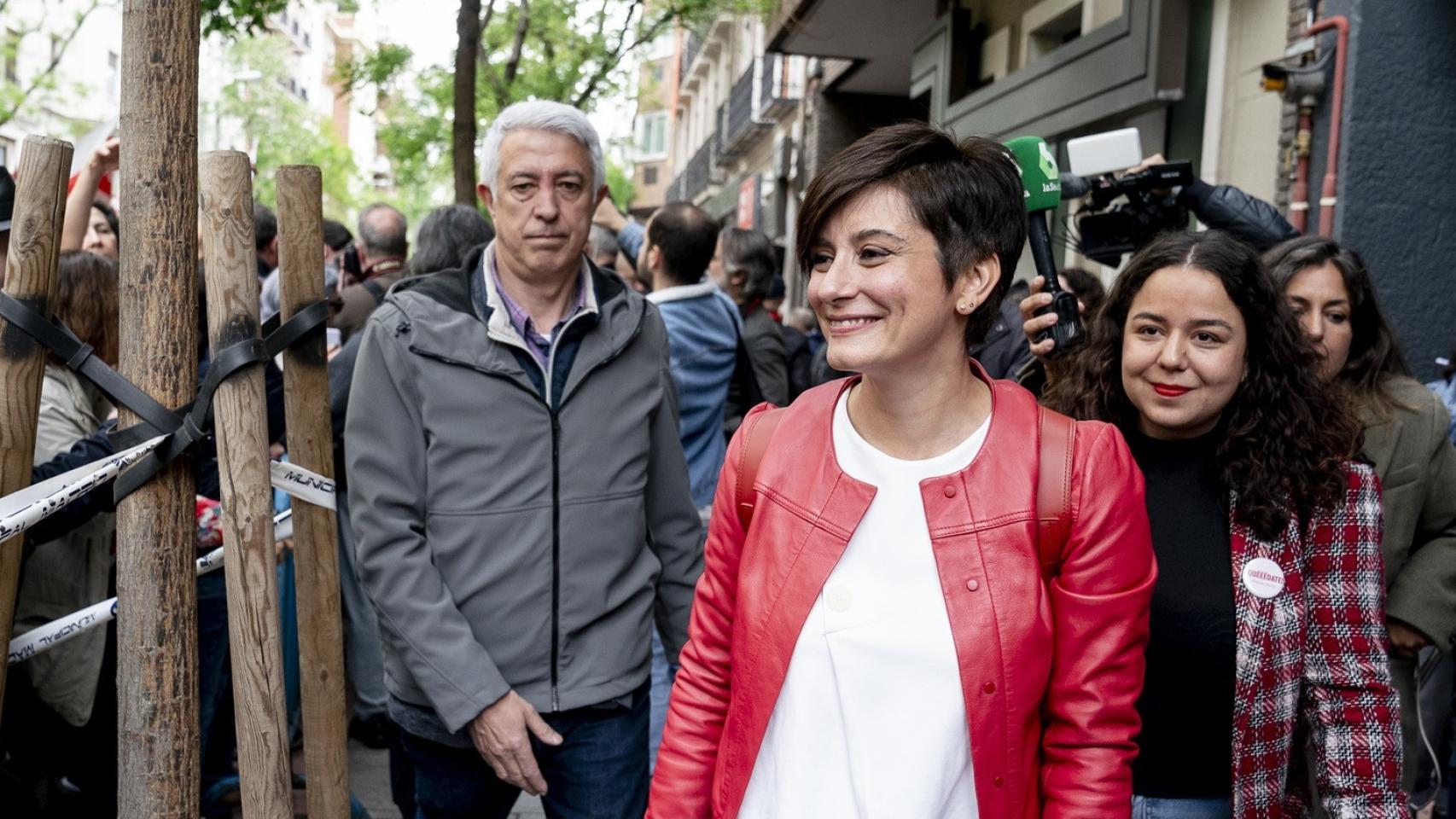 La ministra de Vivienda y Agenda Urbana, Isabel Rodríguez (c), durante una concentración en la calle de Ferraz en apoyo al presidente del Gobierno.