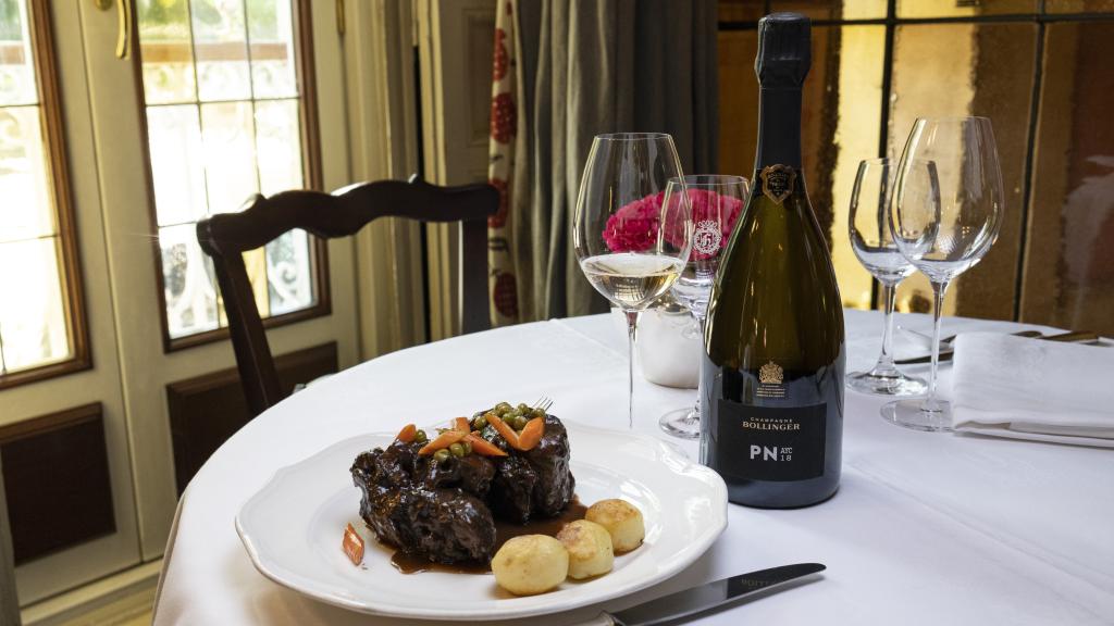 Rabo de toro de Horcher y el champagne francés Bollinger.
