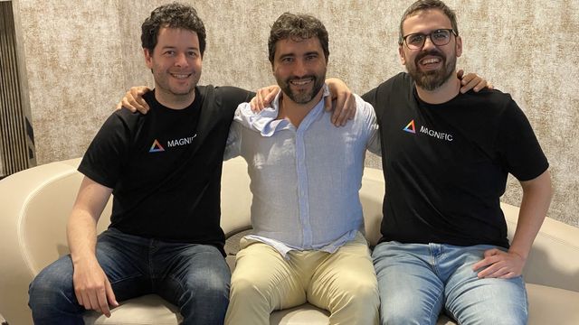 Joaquín Cuenca, en el centro, junto a los creadores de Magnific.