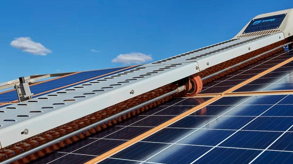 El robot ASCR tiene rodillos para desplazarse por los paneles solares