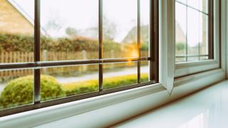 Vistas al exterior a través de la ventana.