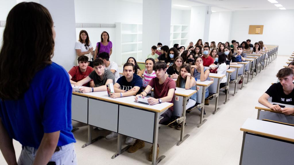 Varios estudiantes, antes de realizar la EBAU de 2023.