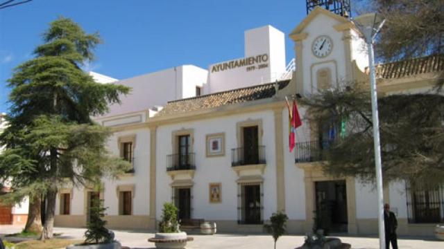 El Ayuntamiento de Burguillos.