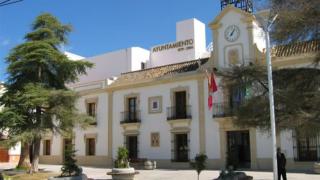 El Ayuntamiento de Burguillos.