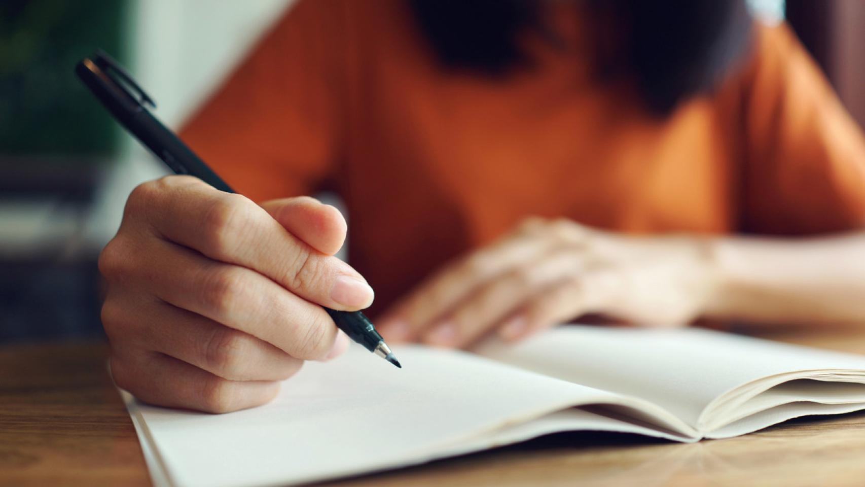 Una mujer escribiendo.