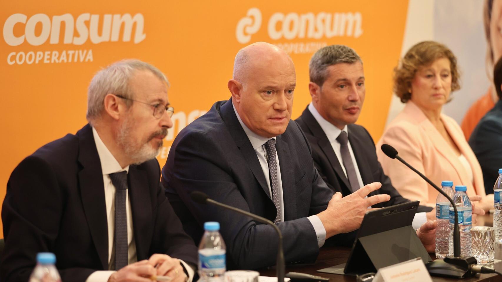 En el centro de la imagen, el director general de Consum, Antonio Rodríguez Lázaro. EE