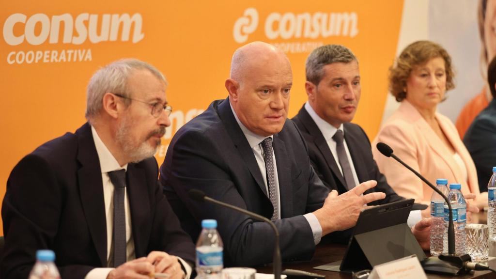 En el centro de la imagen, el director general de Consum, Antonio Rodríguez Lázaro. EE