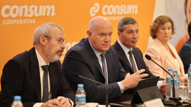 En el centro de la imagen, el director general de Consum, Antonio Rodríguez Lázaro. EE