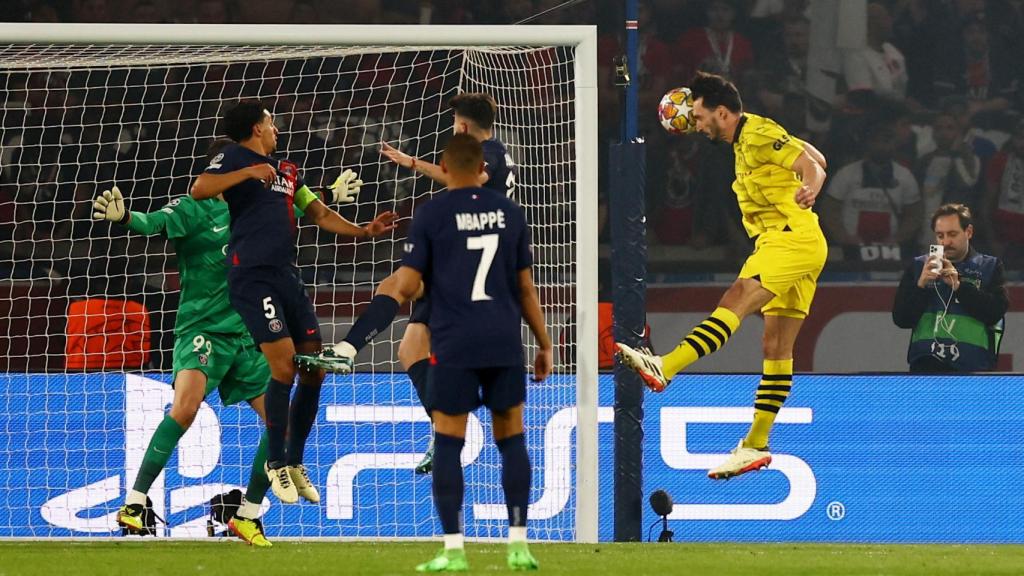Hummels remata para marcar en París.