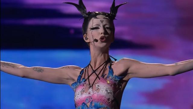 Bambie Thug durante su actuación en la primera semifinal de Eurovisión.