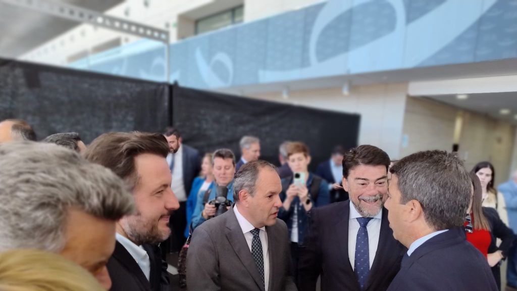A la presentación han asistido el presidente de la Generalitat, Carlos Mazón, el presidente de la Cámara de Comercio, Carlos Baños, y los alcaldes de Elche y Alicante, Pablo Ruz y Luis Barcala.