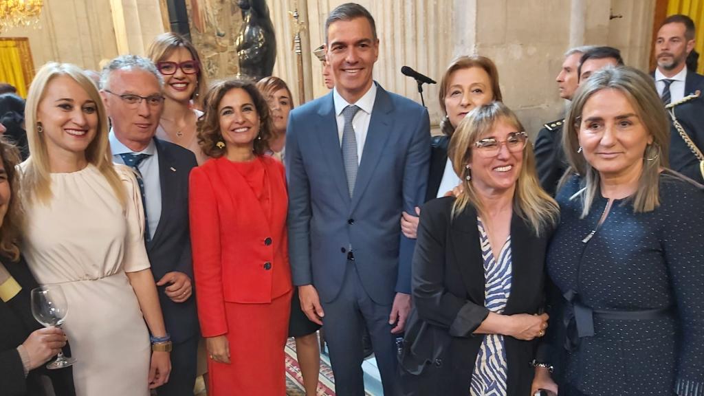 Milagros Tolón, a la derecha, en una fotografía de grupo junto a Pedro Sánchez.