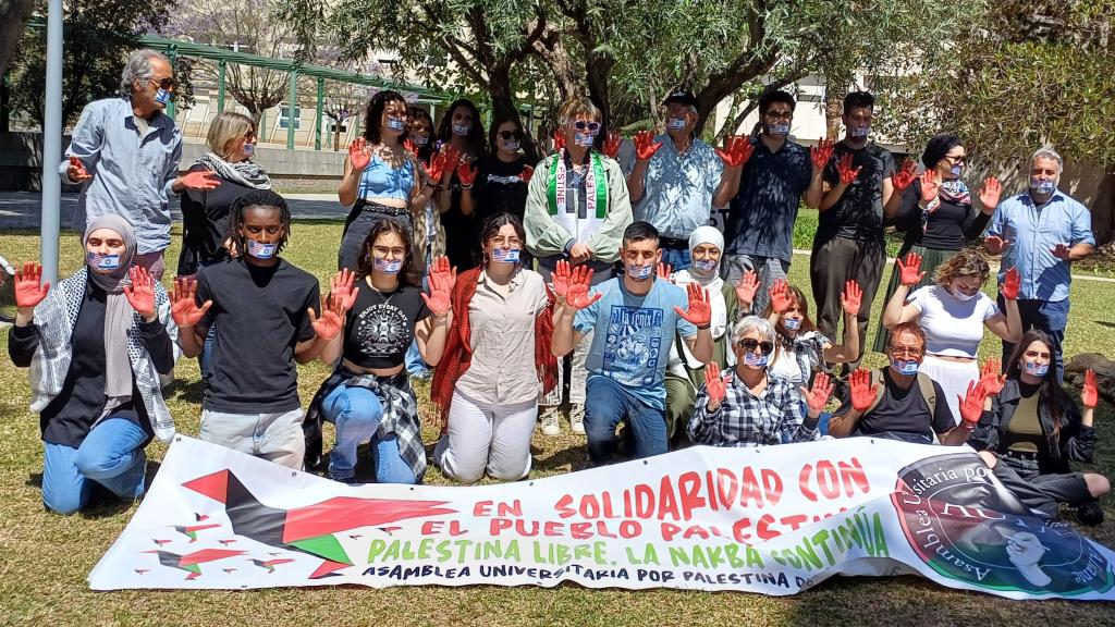 Los estudiantes y miembros de los sindicatos, con las bocas tapadas y las manos pintadas de rojo.