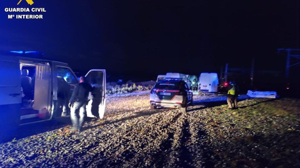 La Guardia Civil inspeccionando las furgonetas