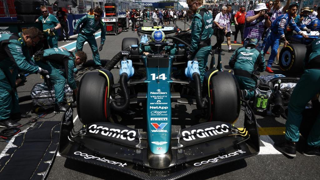 Fernando Alonso se baja del AMR24 en Miami