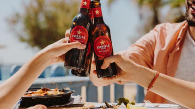 Imagen de archivo de varias personas brindando con Estrella Damm.