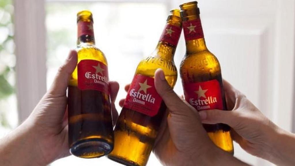 Imagen de archivo de varias personas brindando con Estrella Damm.
