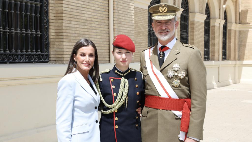 Felipe VI junto a Letizia y la princesa Leonor, el pasado 4 de mayo, durante la Jura de Bandera del Rey, en Zaragoza.