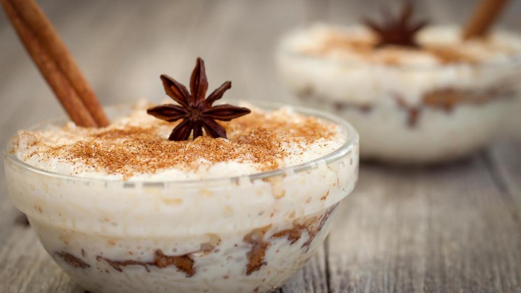 Cuenco de arroz con leche con flor de azafrán.