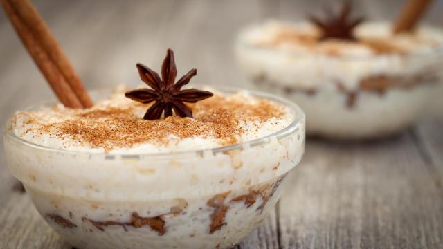Cuenco de arroz con leche con flor de azafrán.