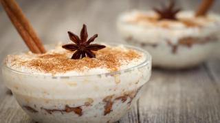 Cuenco de arroz con leche con flor de azafrán.