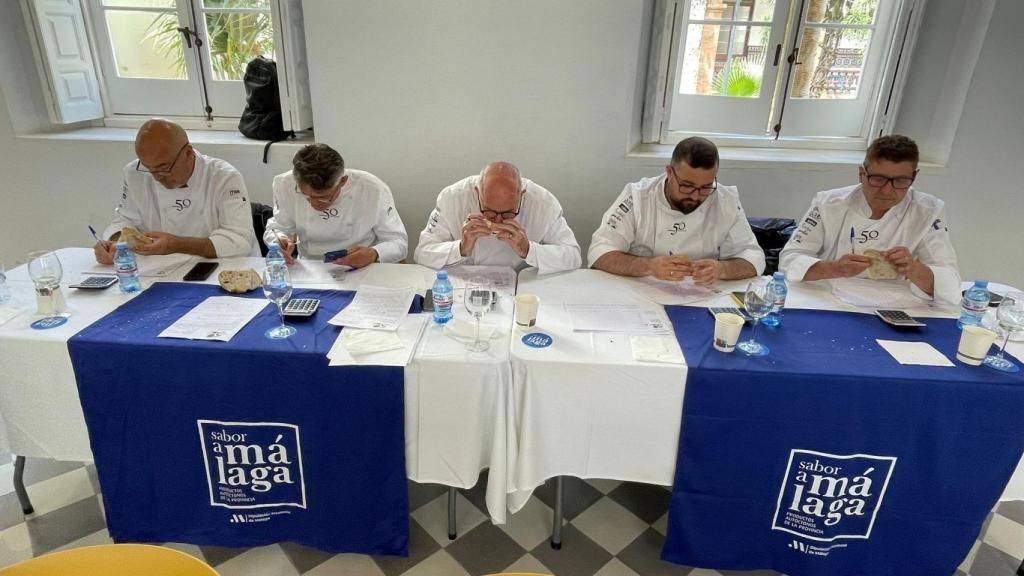 Los miembros del jurado de pan en plena cata.